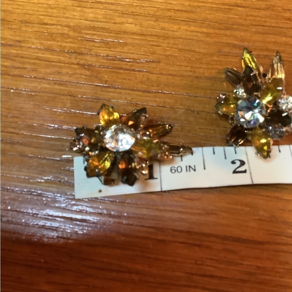 Vintage Beau Jewels Earrings - Picture 5 of 6